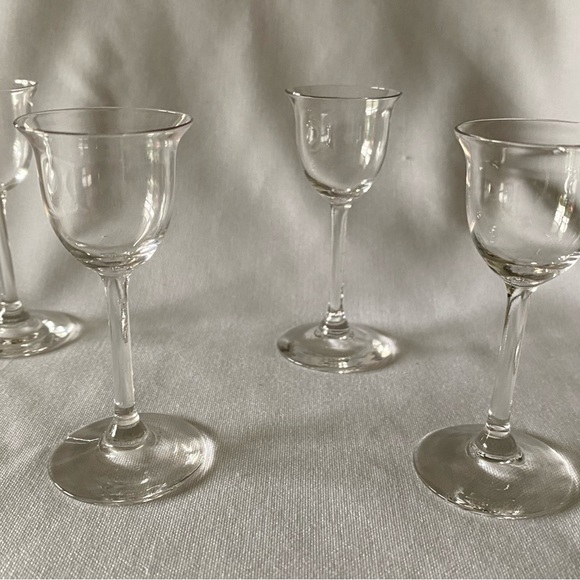 Beautiful Set of 4 Cordial Glasses Adorabley Sweet - Picture 3 of 10